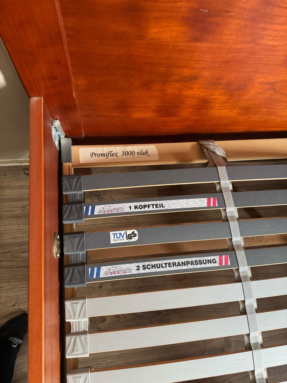 Ledikant 200 x 140 , met 2  vlakke lattenbodems  en 2 nachtkastjes