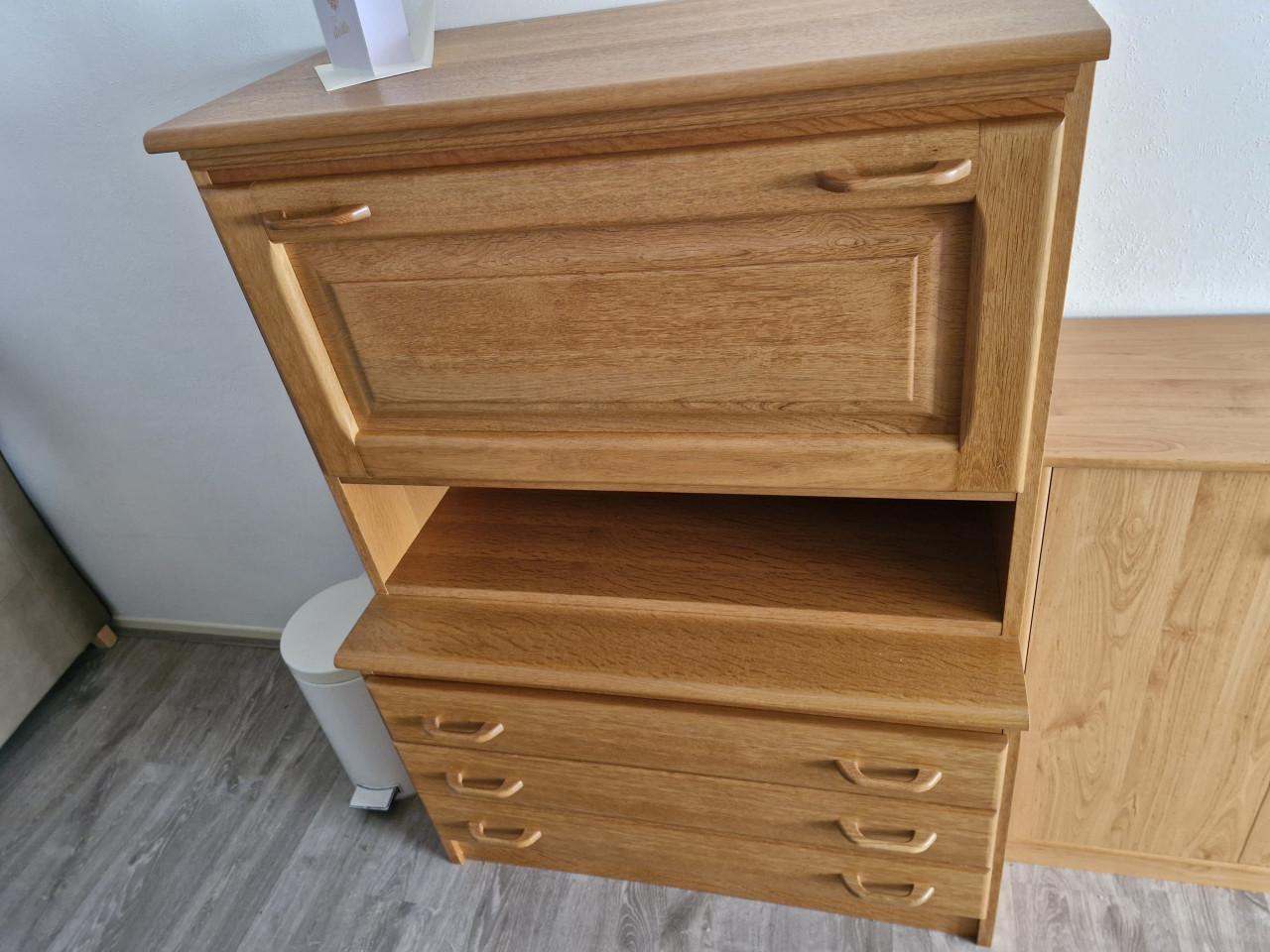 Gratis licht eiken wandkast