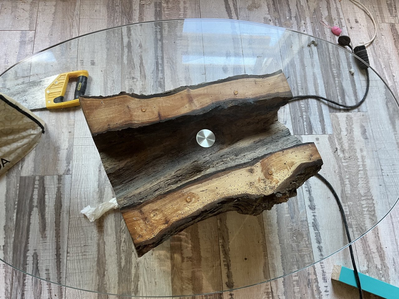 Unieke boomstam salontafel met gehard glas