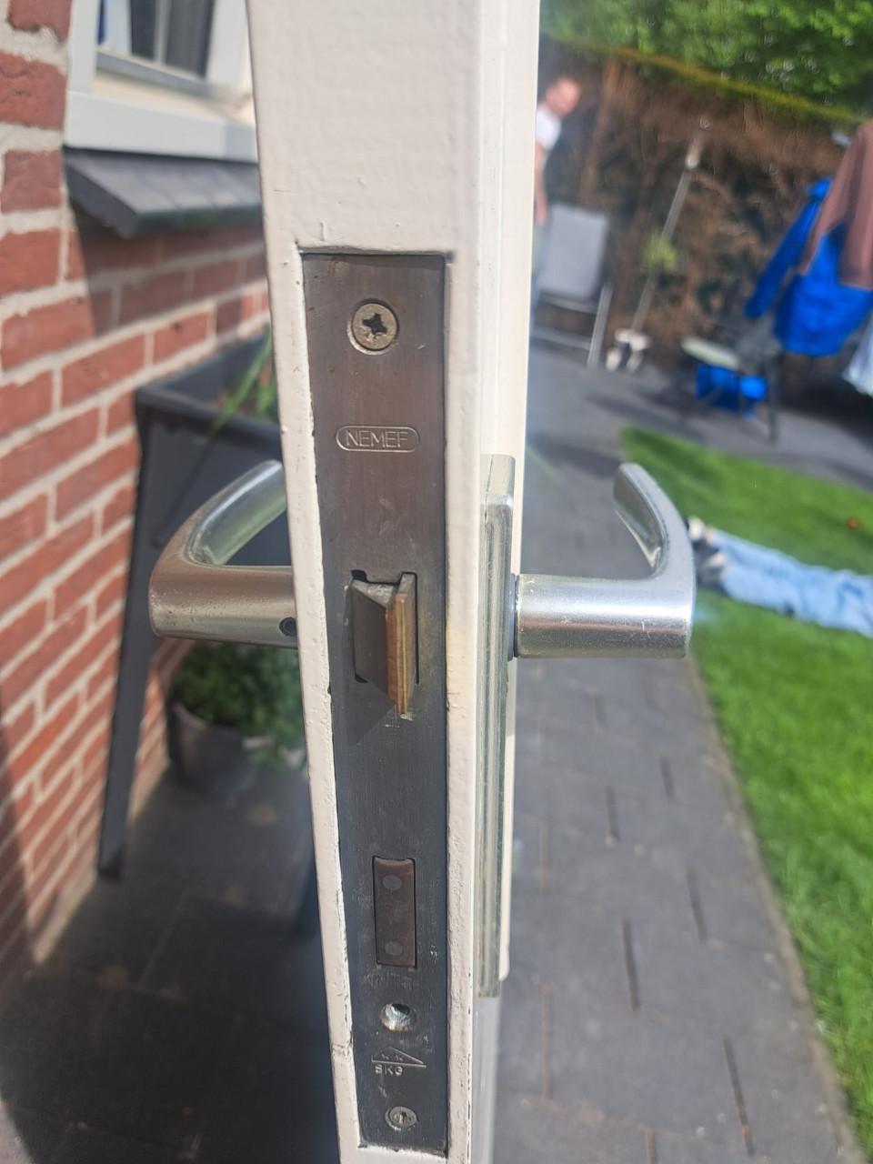 Hardhouten buitendeur, rechts draaiende buitendeur