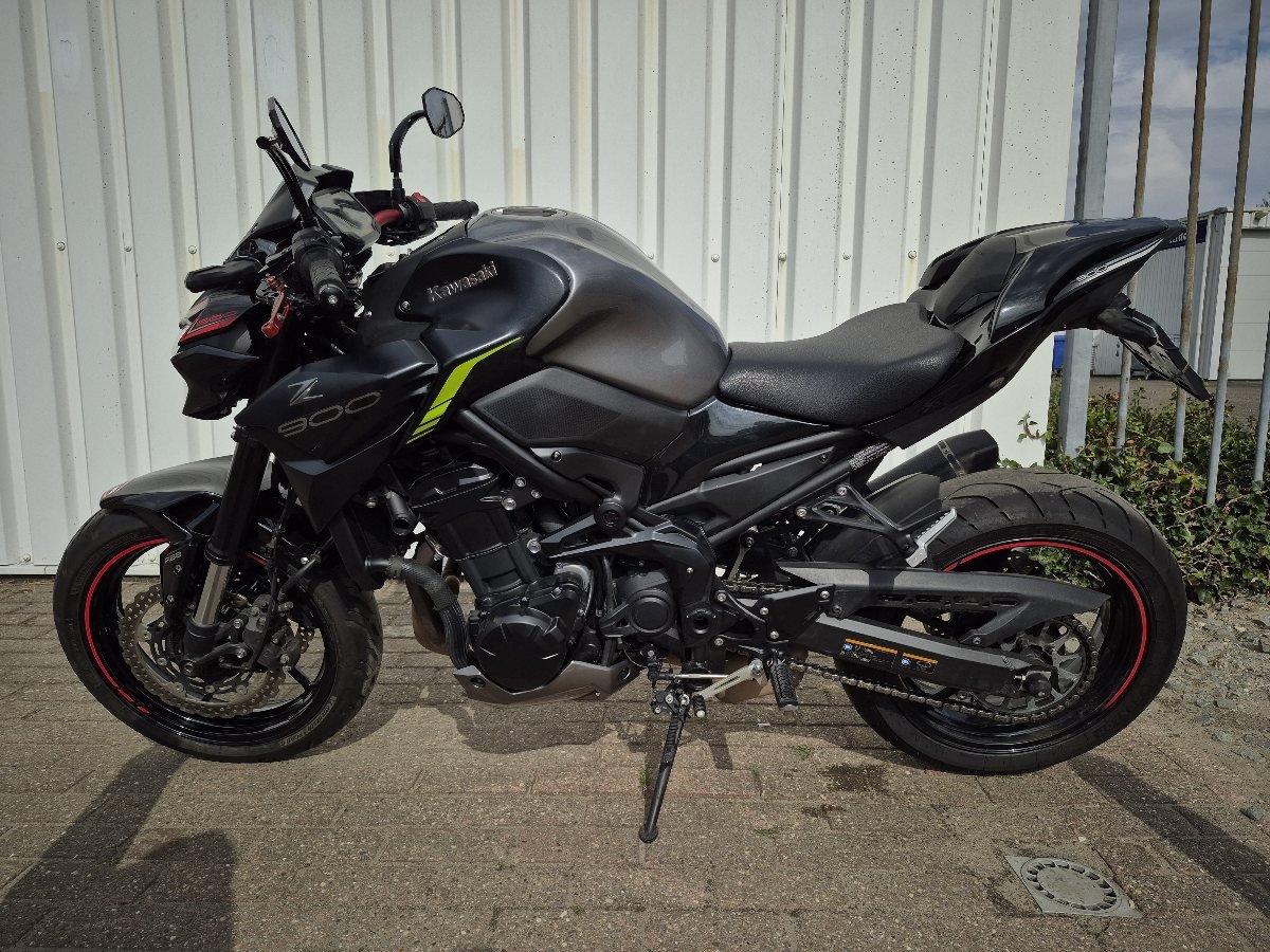 Kawasaki Z900 acrapovic uit 2023