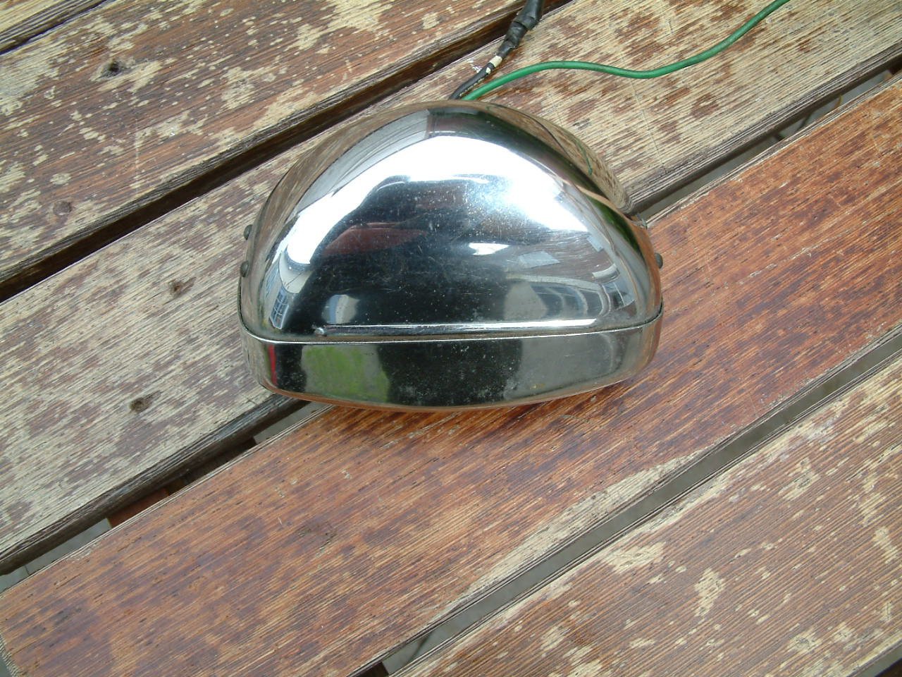 2 oudere lampen voor auto -motor  bumper of grill  1 hella