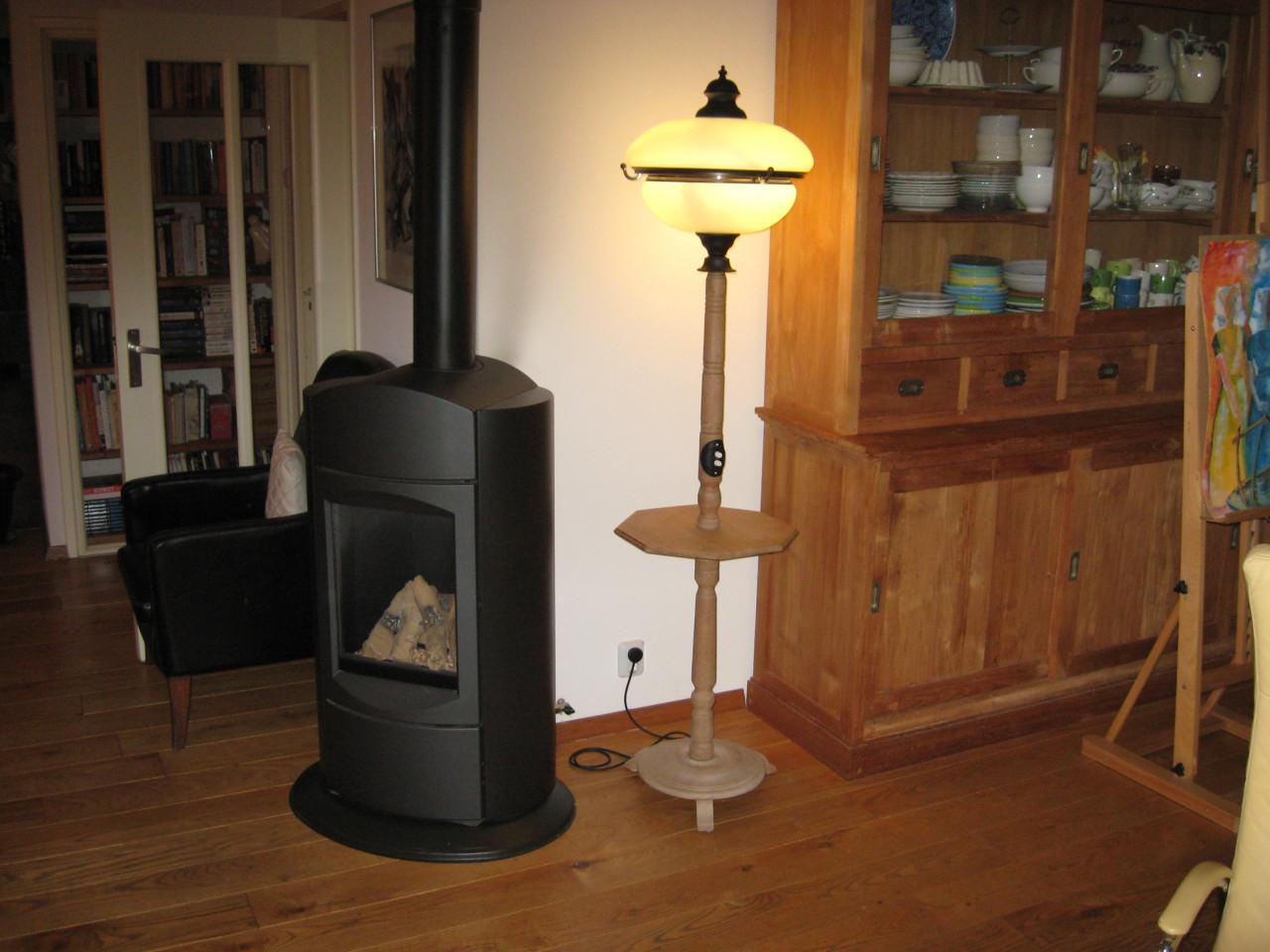 """"MOOIE STAANDE LAMP MET LEESTAFEL""