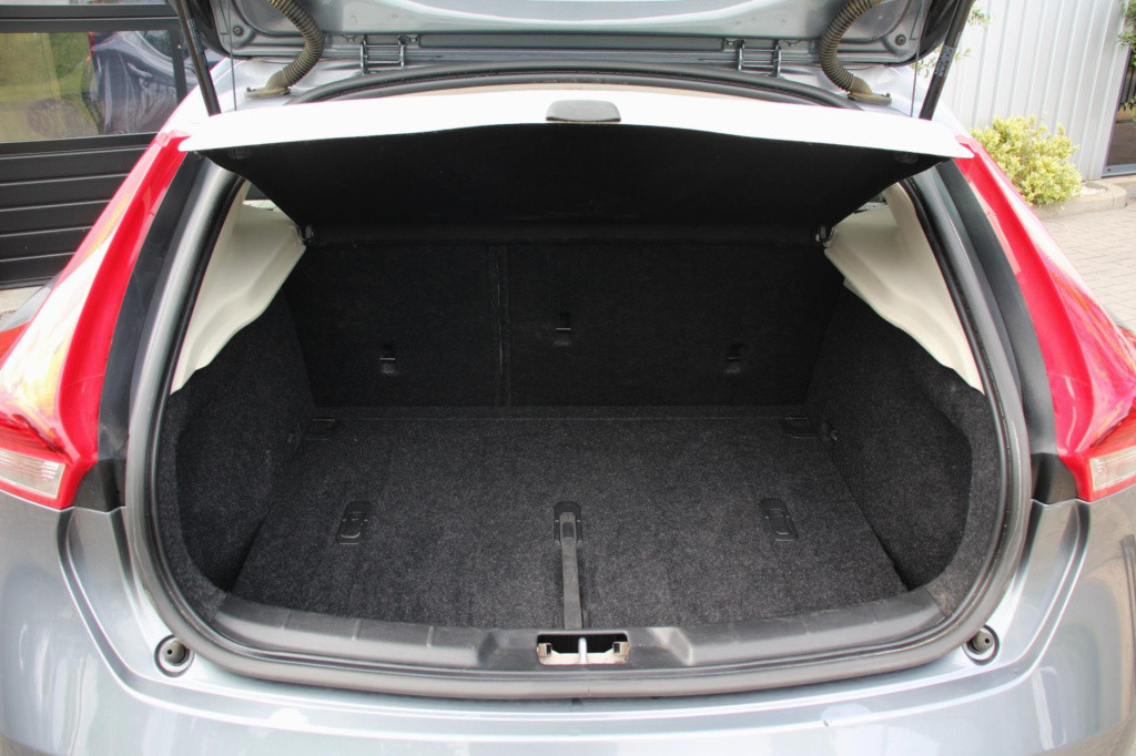 Volvo V40 2.0 t2 inscription - 122pk - leder - 17inch - navi - full led - c