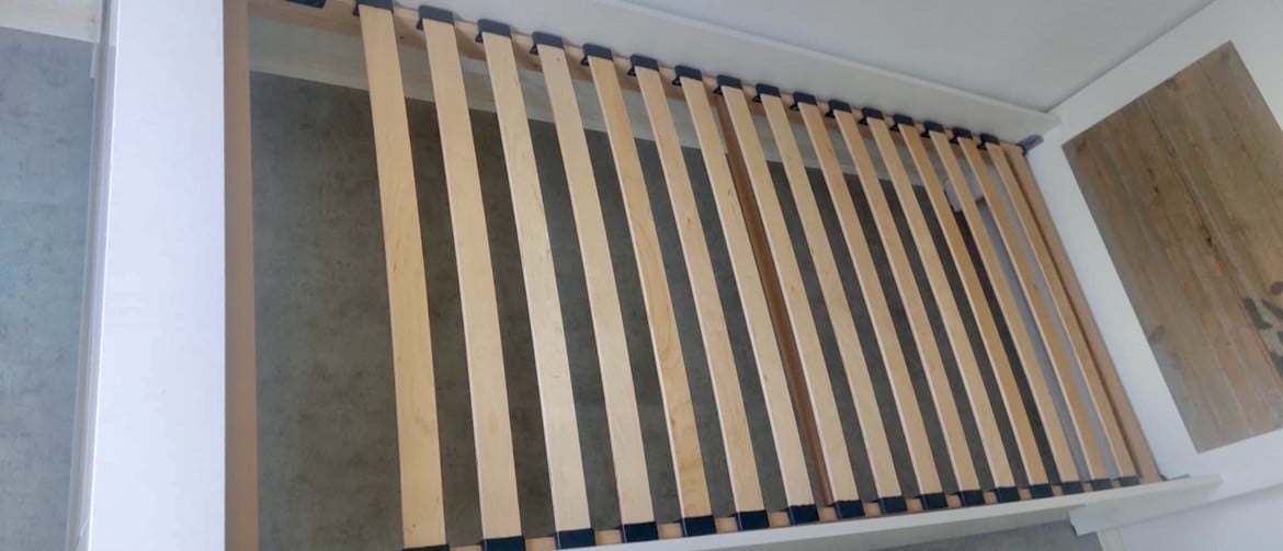 Kinderkamer: bed, nachtkastje, ophang plank en bureau