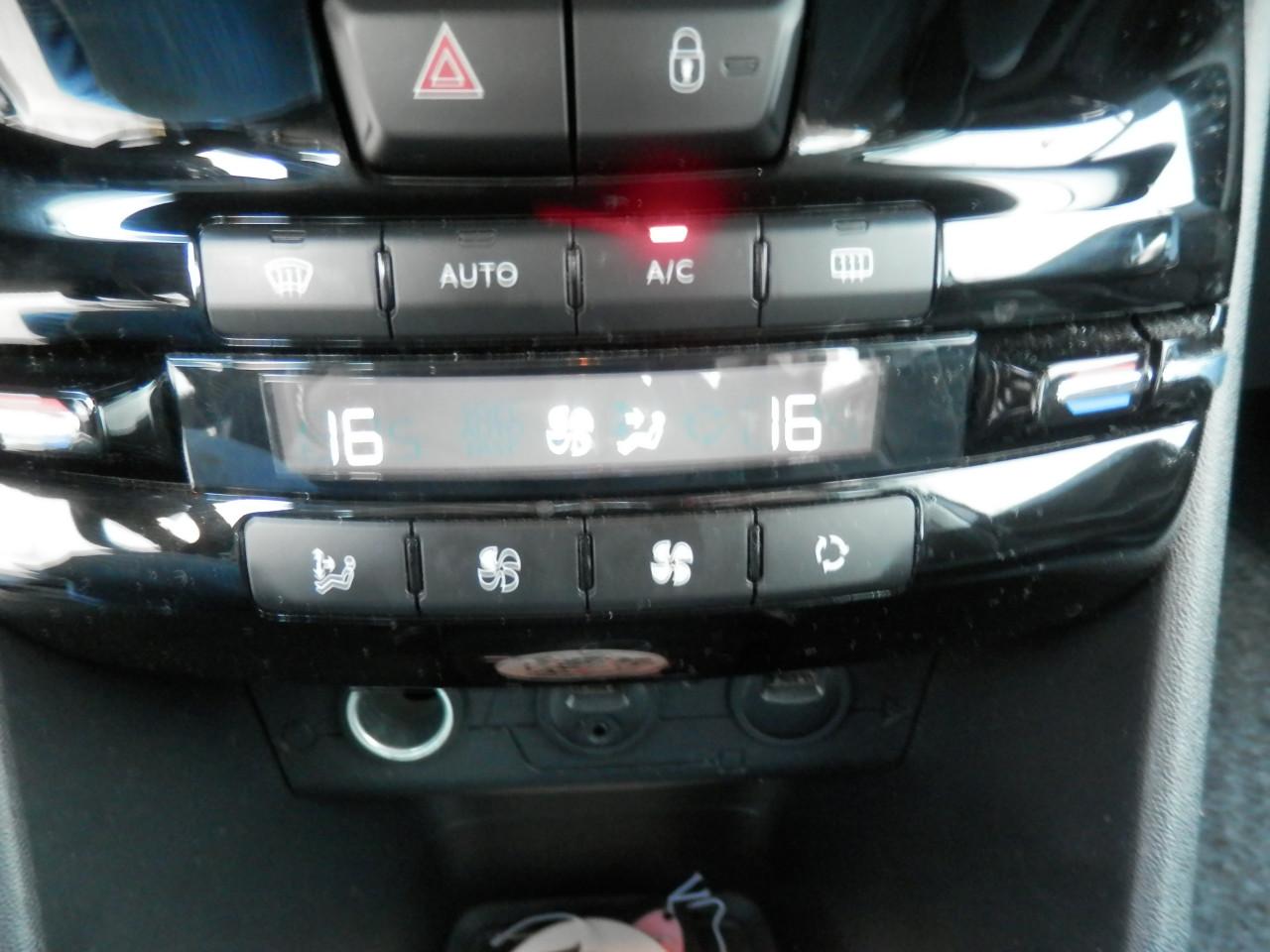 Auto Garant Biedt Aan: Peugeot 208 1.2 VTi Envy