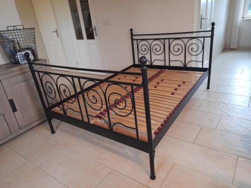 Zwart Metalen bed 140 x 200 (in goede nette staat )