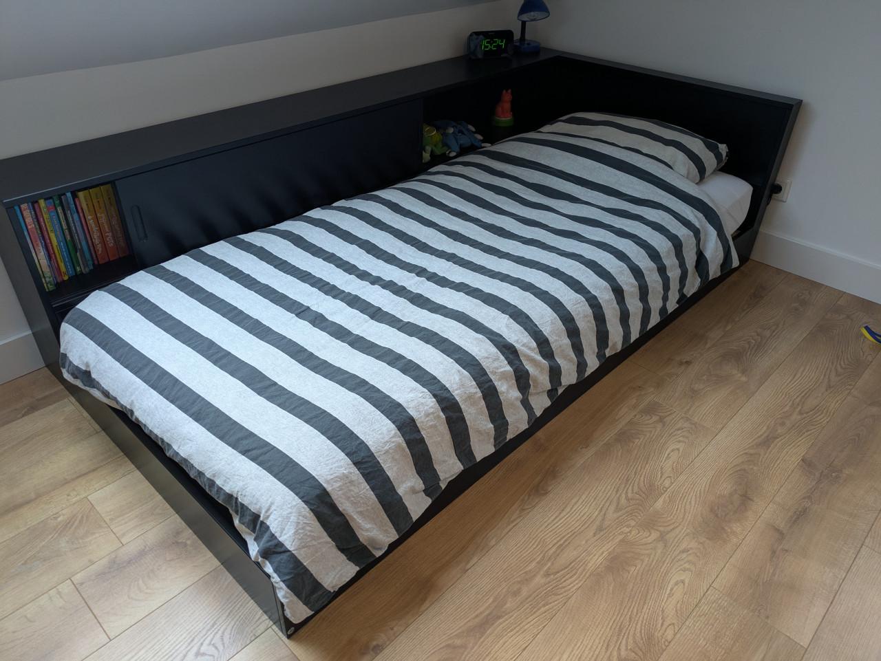 Woood bed met lattenbodem en kast