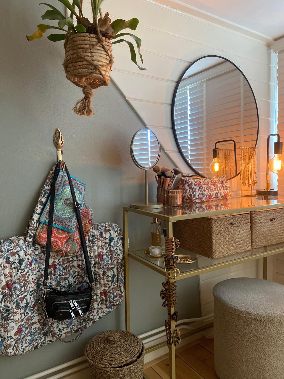 Make up tafel/bureau (goudachtige kleur met glazen platen)