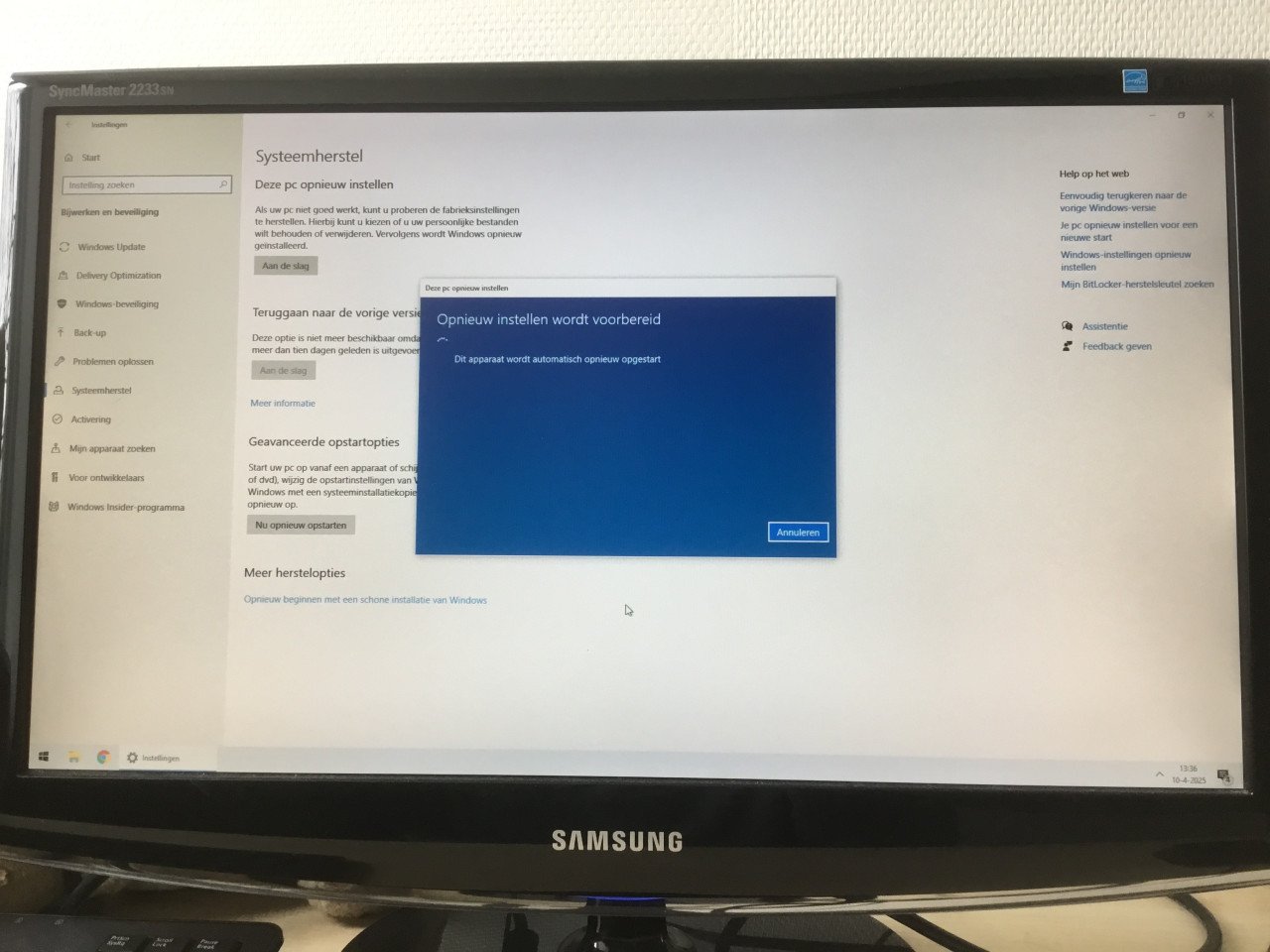 Computer met monitor, toetsenbord, muis, Windows 10