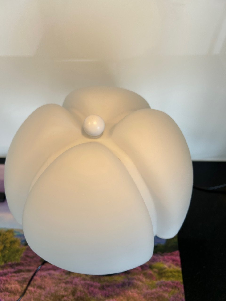 Designer tafellamp met zwarte voet