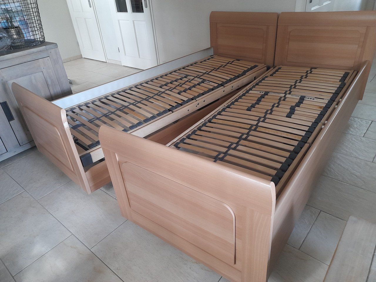 Elektrisch verstelbaar 2 persoons bed (verrijdbaar) in goede nette staat)