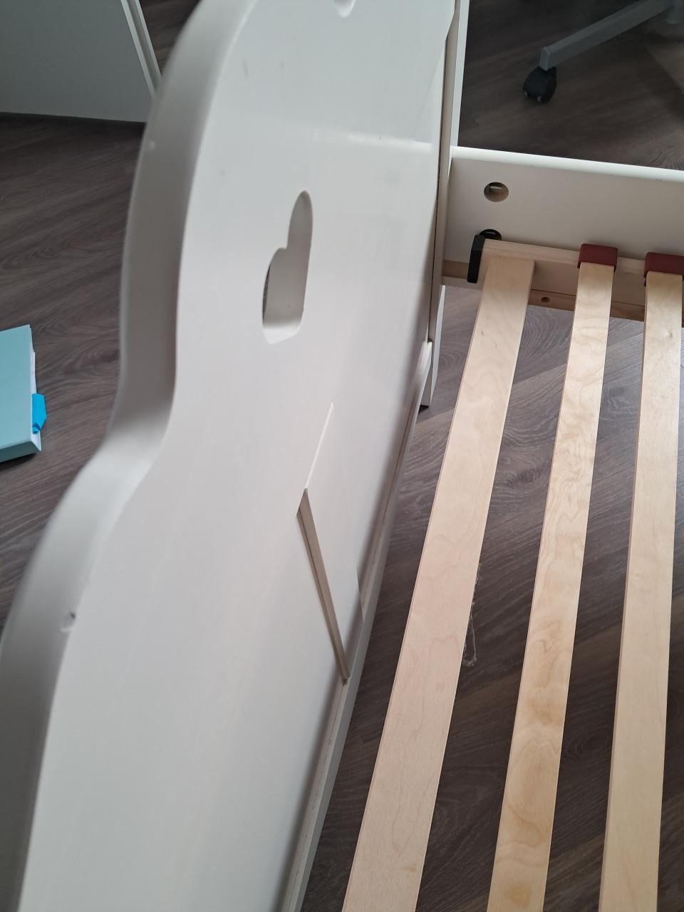 1 persoons meisjes bed inclusief lattenbodem en nachtkastje