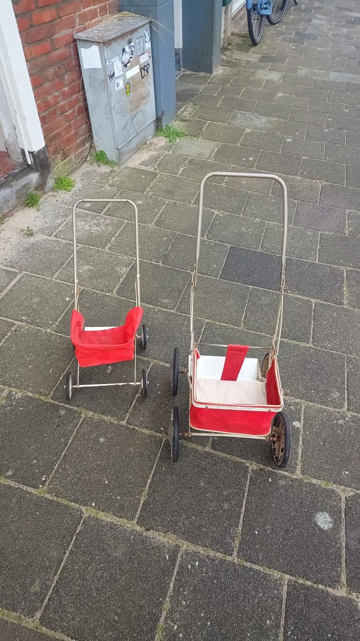 2 oude poppenwagentjes