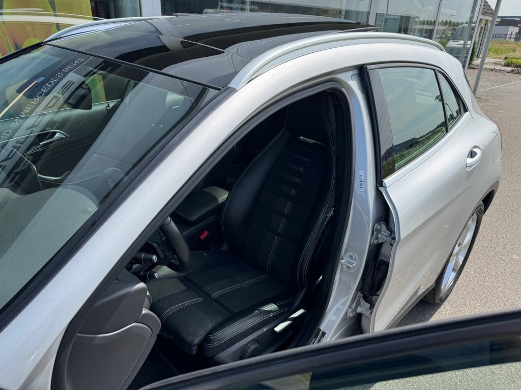 Mercedes-Benz Gla-klasse 180 business solution amg automaat / panoramadak ,