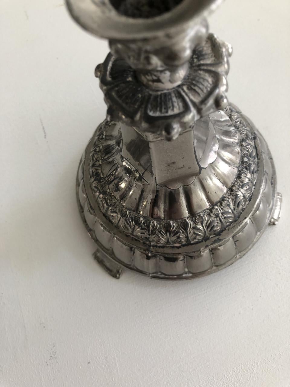 Mooie metalen bewerkte kandelaar op pootjes