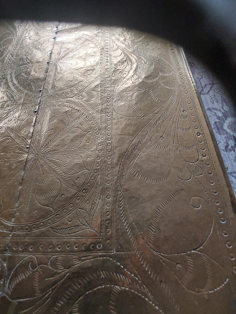 Unieke salontafel ! massief hout volledig  bekleed met handbewerkt messing