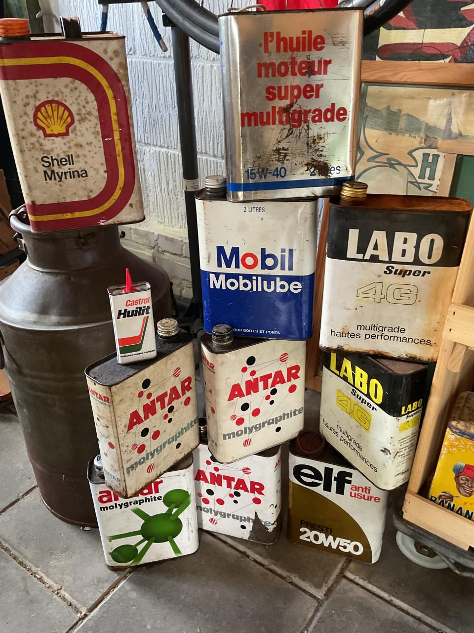 Partij vintage olieblikken