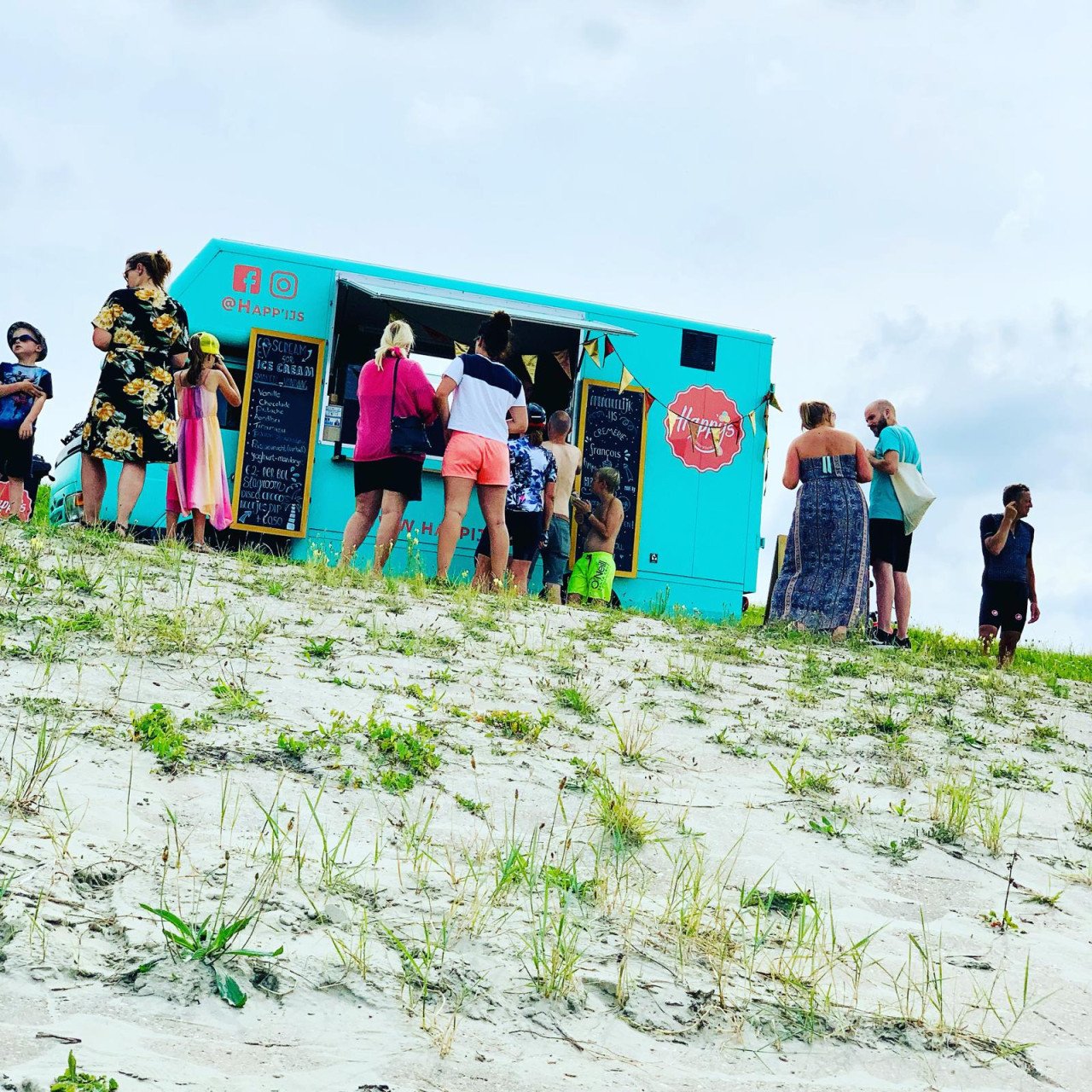 Foodtruck met hoogwaardige ijsvitrine