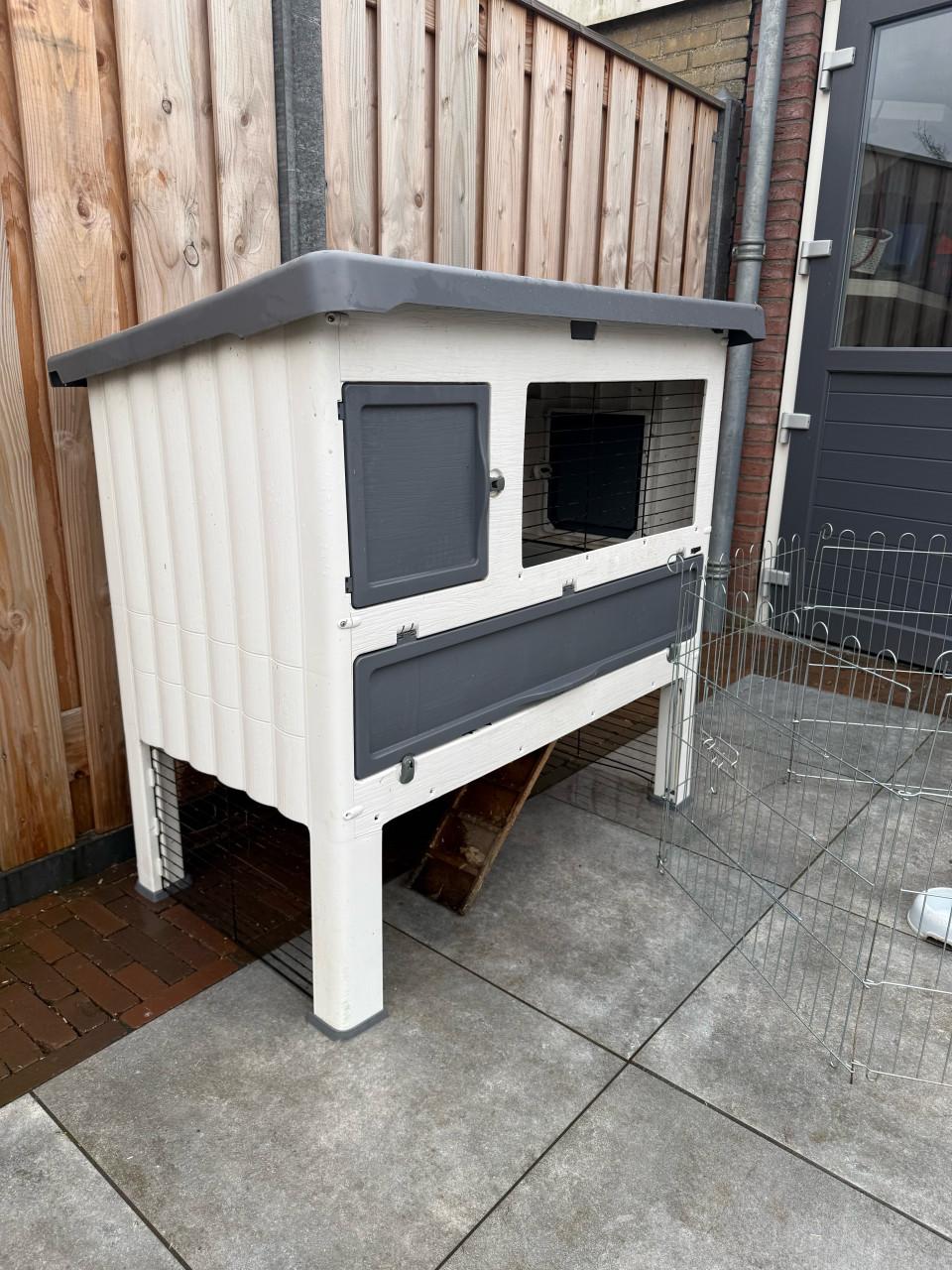 Kunststof konijnenhok, compleet (nieuw nieuwprijs € 290)