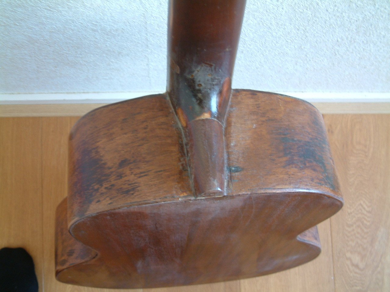 Oudere gitaar met mooie klank  is niet zo mooi blinkende gitaar maar Klank
