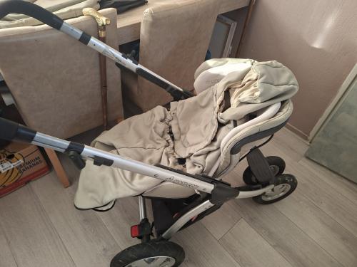 Buggie maxicosi kleur beige. met kap ,uitneembaar zit  .parasolletje