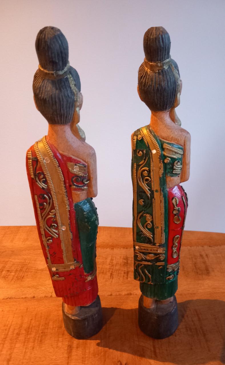 2 hout gesneden beeldjes