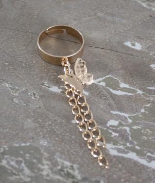 Goud kleurige ring verstelbaar met vlinder