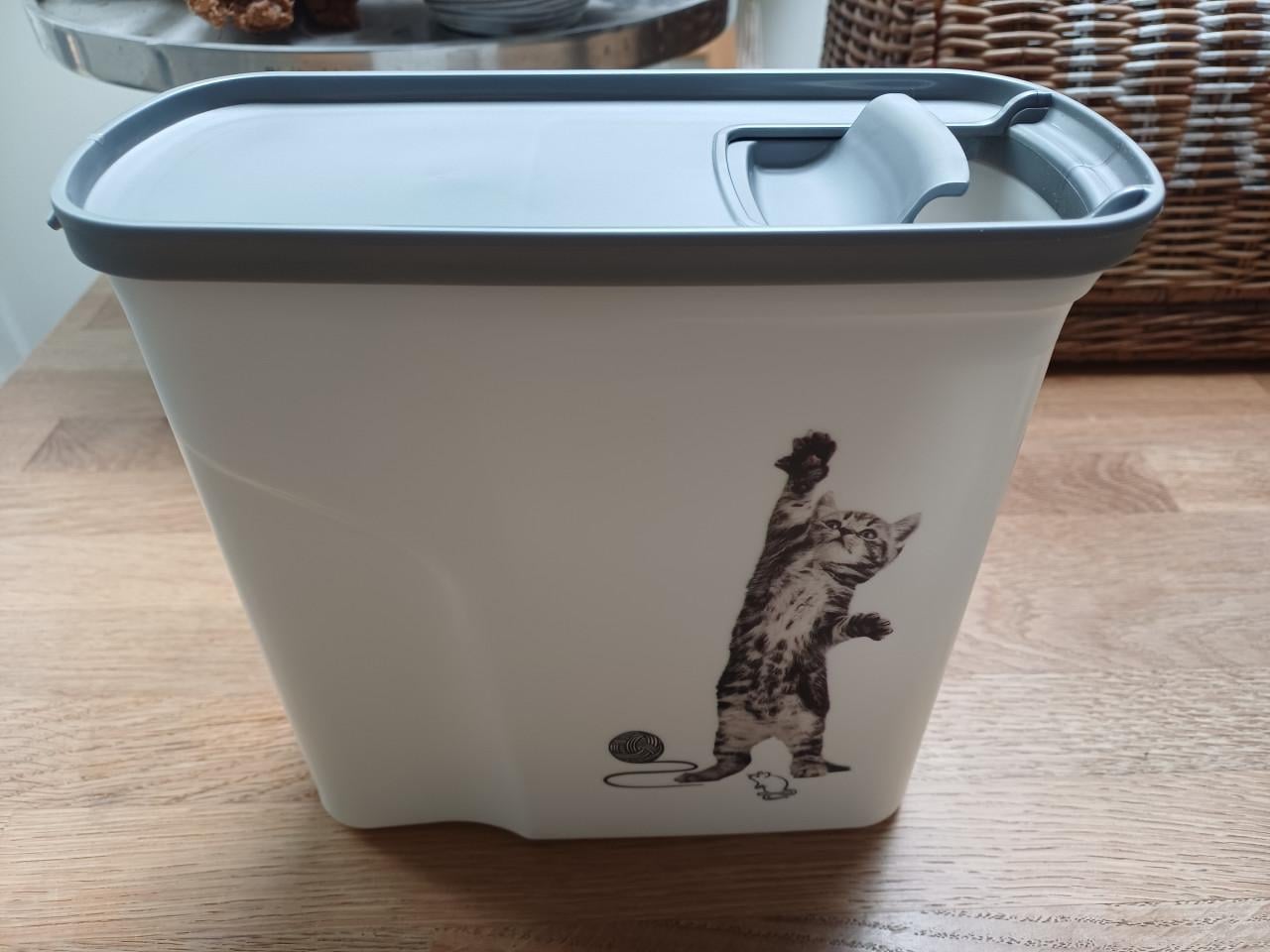 Praktische Curver voerton voor kattenbrokjes (2 liter)