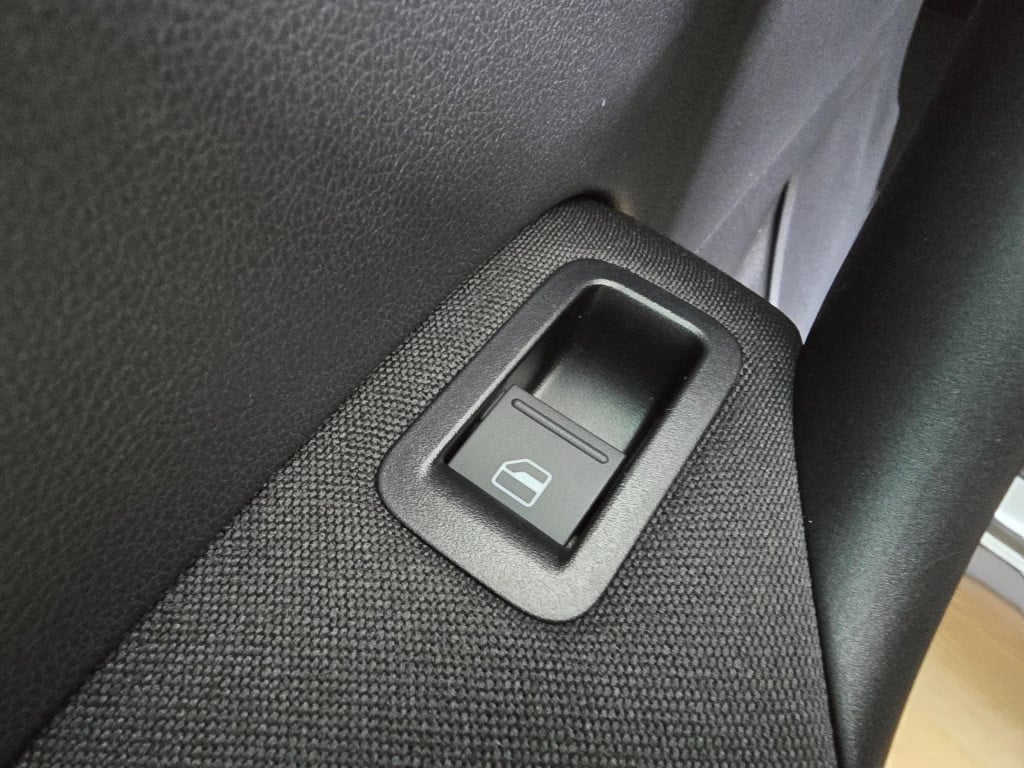 Volkswagen Polo occasion 1.2 tsi in zwart met cruisecontrol en sportieve lo