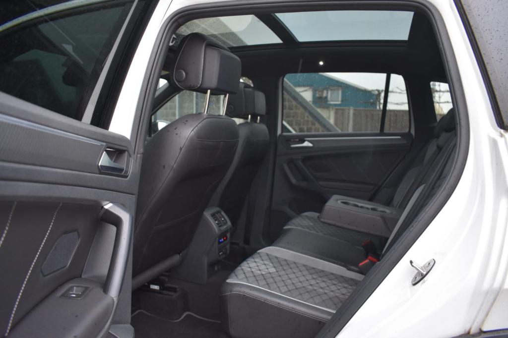 Volkswagen Tiguan 1.5 tsi r-line | black style | panoramadak | nap | camera