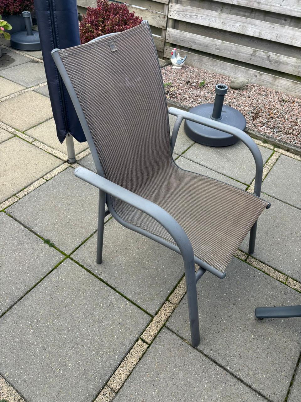 Tuinset met 4 stoelen, bijpassende kussens en een hoes