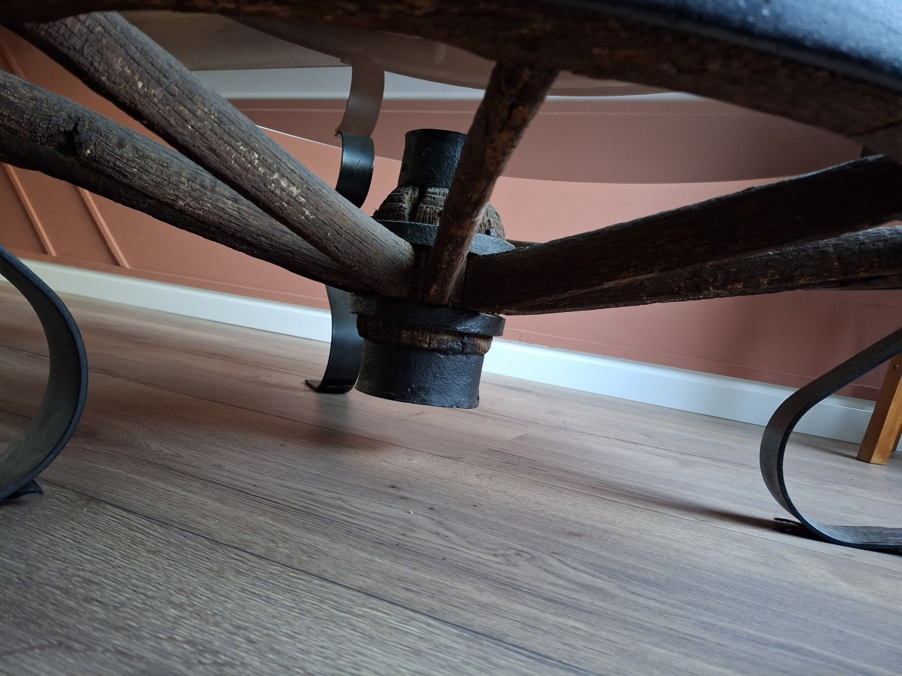 Salontafel met houten wiel