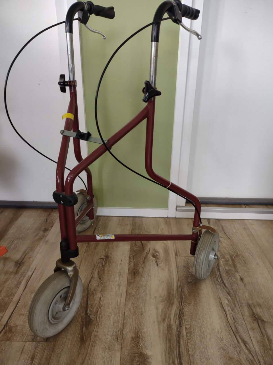 Stevige opvouwbare rollator, rood. Inklapbare rollator, kar.