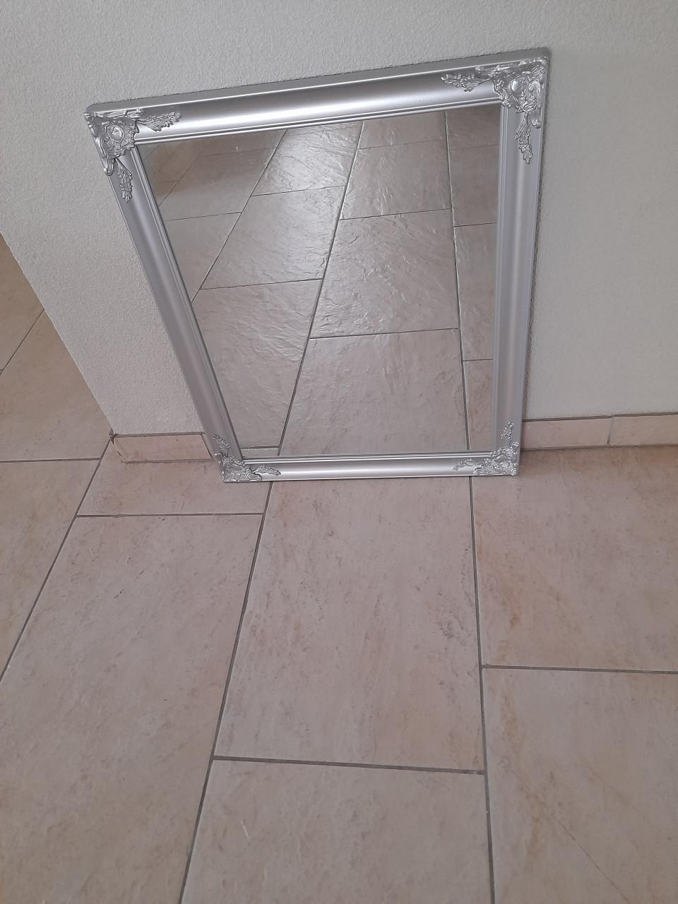 Leuke spiegel  50 x 60  (in goede staat )