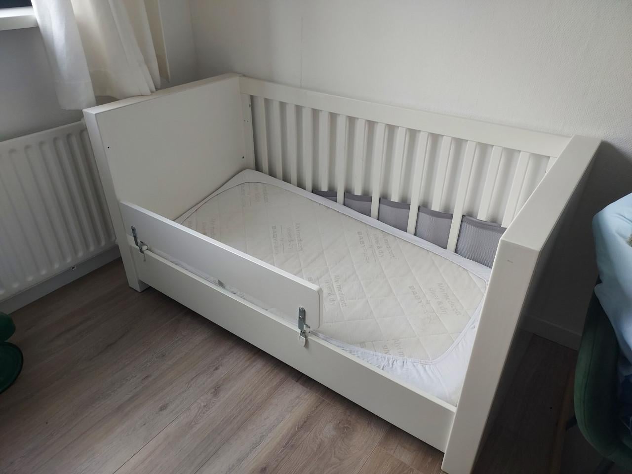 TE KOOP Babybed, commode en bijpassend muurplankje