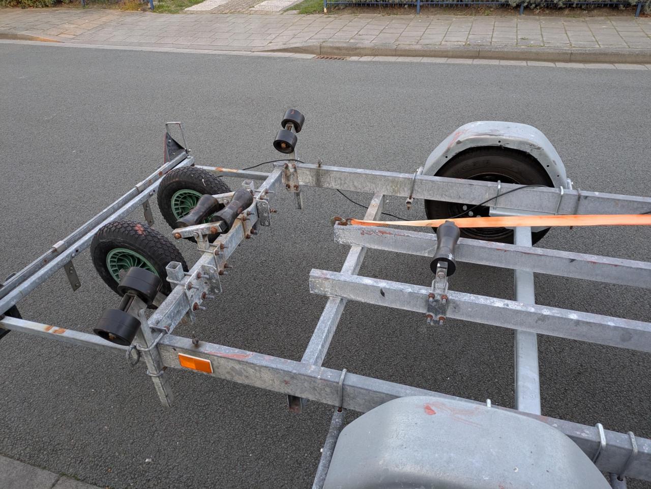 Kanteltrailer (Pega 600/300) met nieuwe onderdelen (o.a. Knott-as)