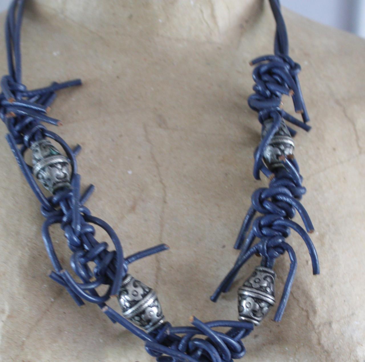 Blauwe ketting met zilveren kralen
