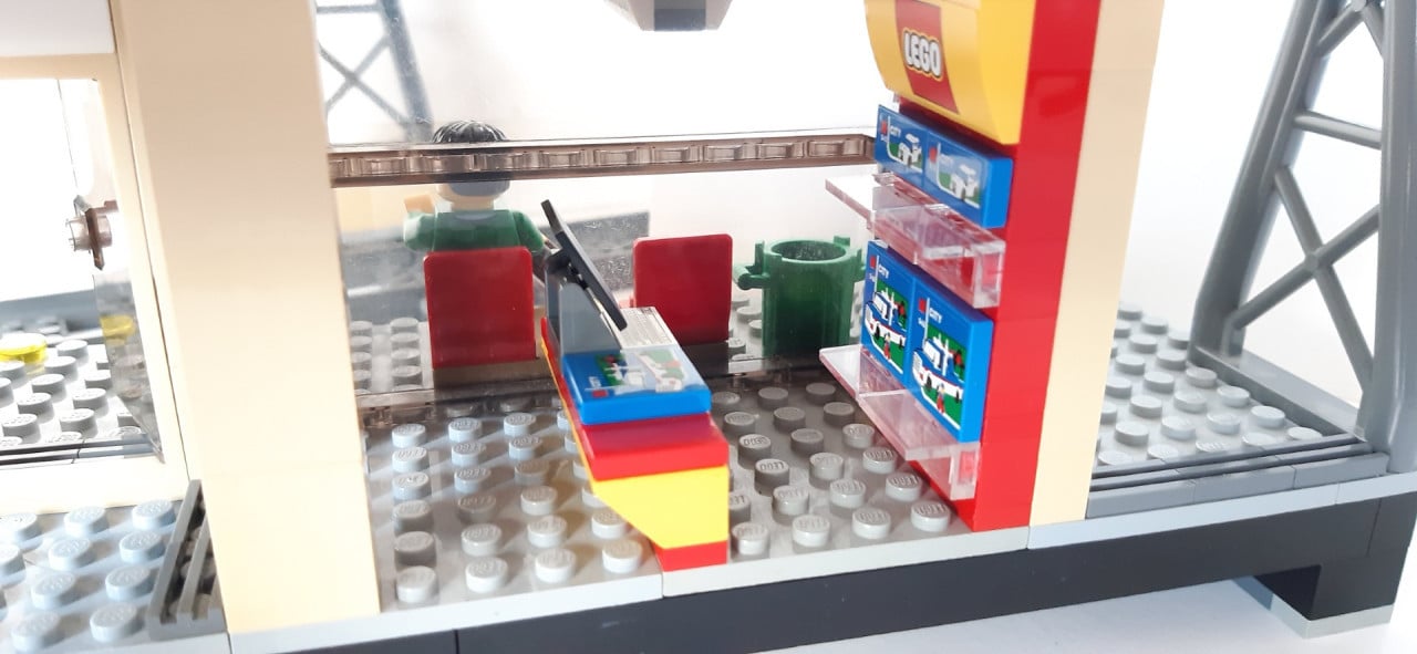 Lego City treinstation 60050: met taxi en 5 minifiguren