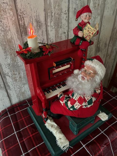 Holliday Creations bewegende kerstman speelt piano.
