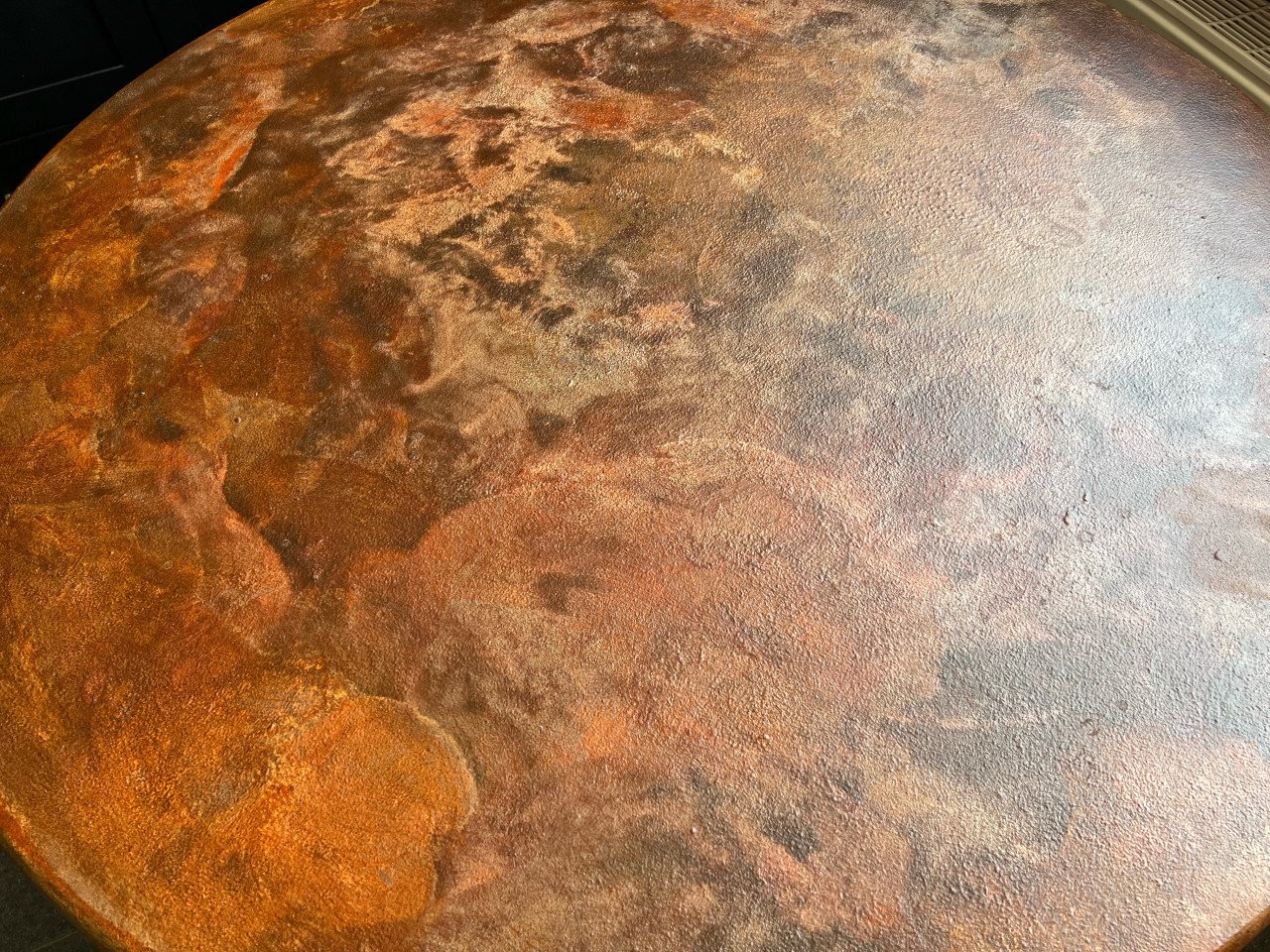 Te koop: ronde tafel met “roestverf”