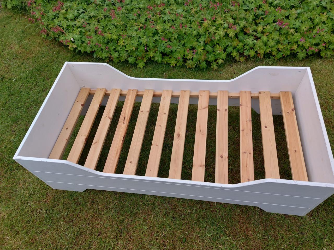 Z.g.a.n. peuterbed + lattenbodem+matras + vele extra's