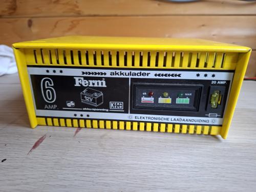Ferm acculader 12v 7amp als nieuw