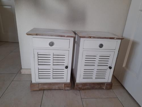 2 nachtkastjes (in goede nette staat) 28 x 38 x 52H