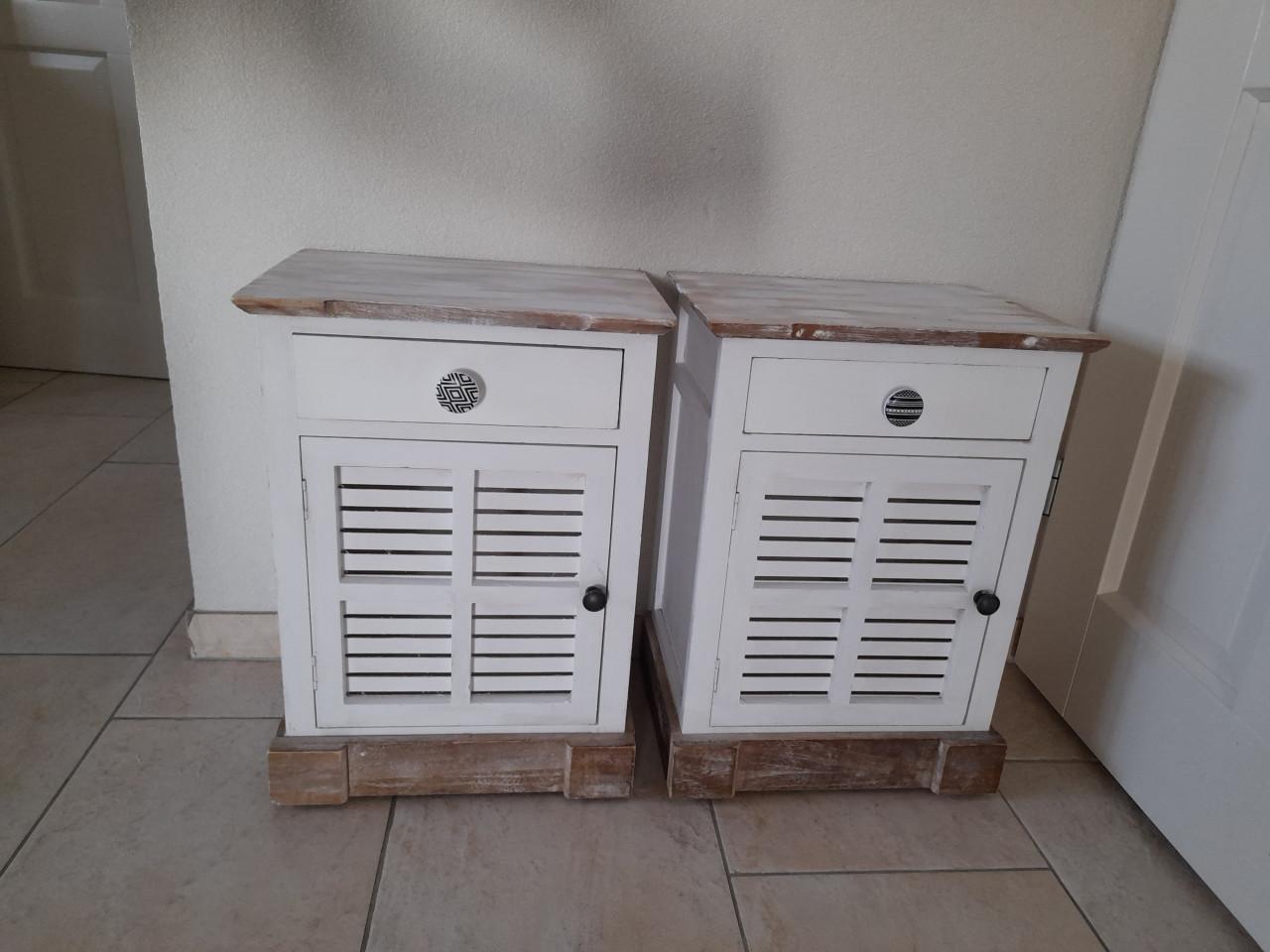 2 nachtkastjes (in goede nette staat) 28 x 38 x 52H