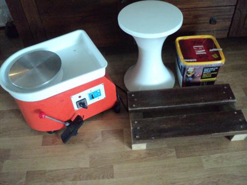 Vrijwel nieuwe POTTEBAKKERS draaitafel met toebehoren  75,-