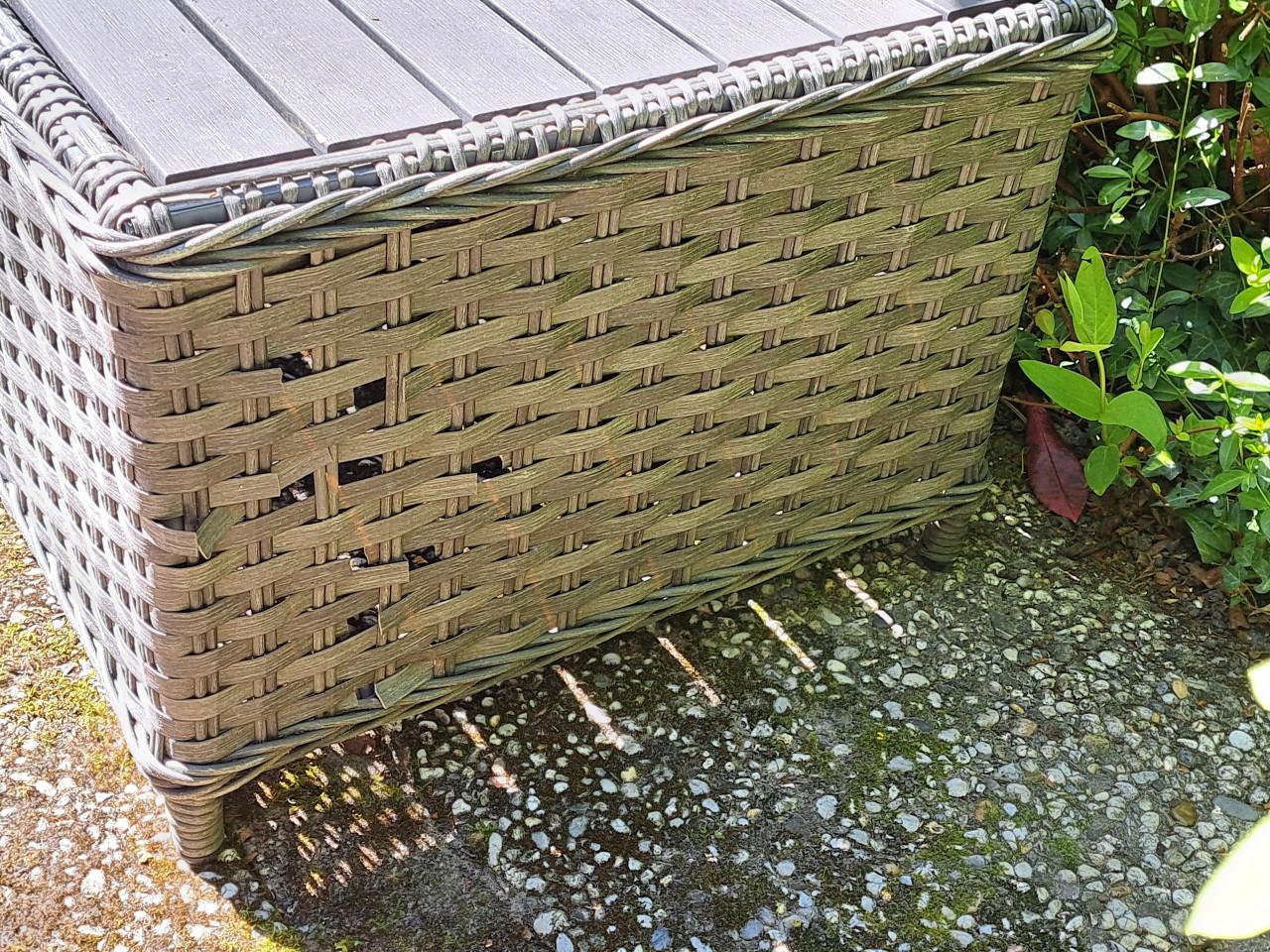 Tuinstoel met  hocker en tafeltje