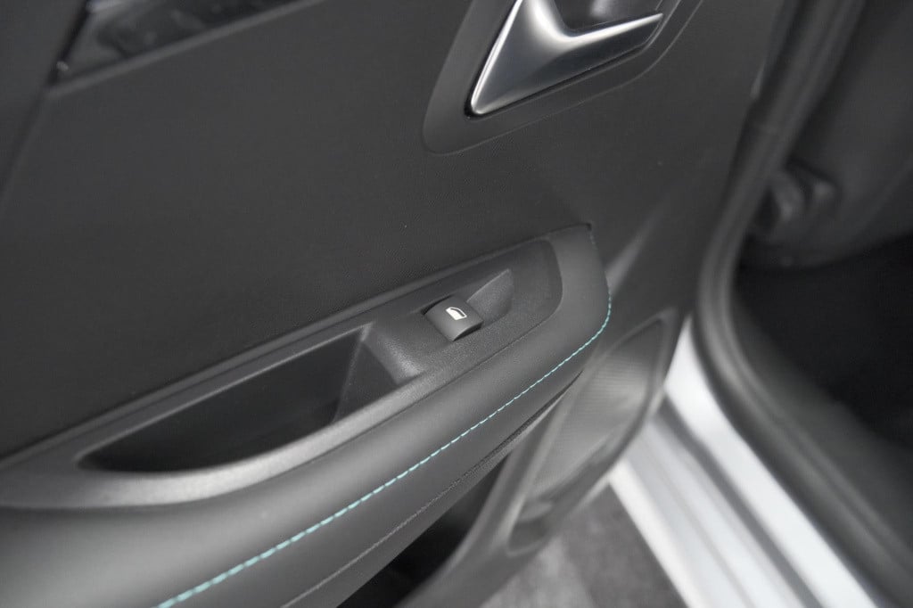 Peugeot 208 puretech 100 allure | camera | navigatie | apple carplay | park