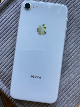 I phone8 in ( zeer) goede staat / wit/ simlock vrij