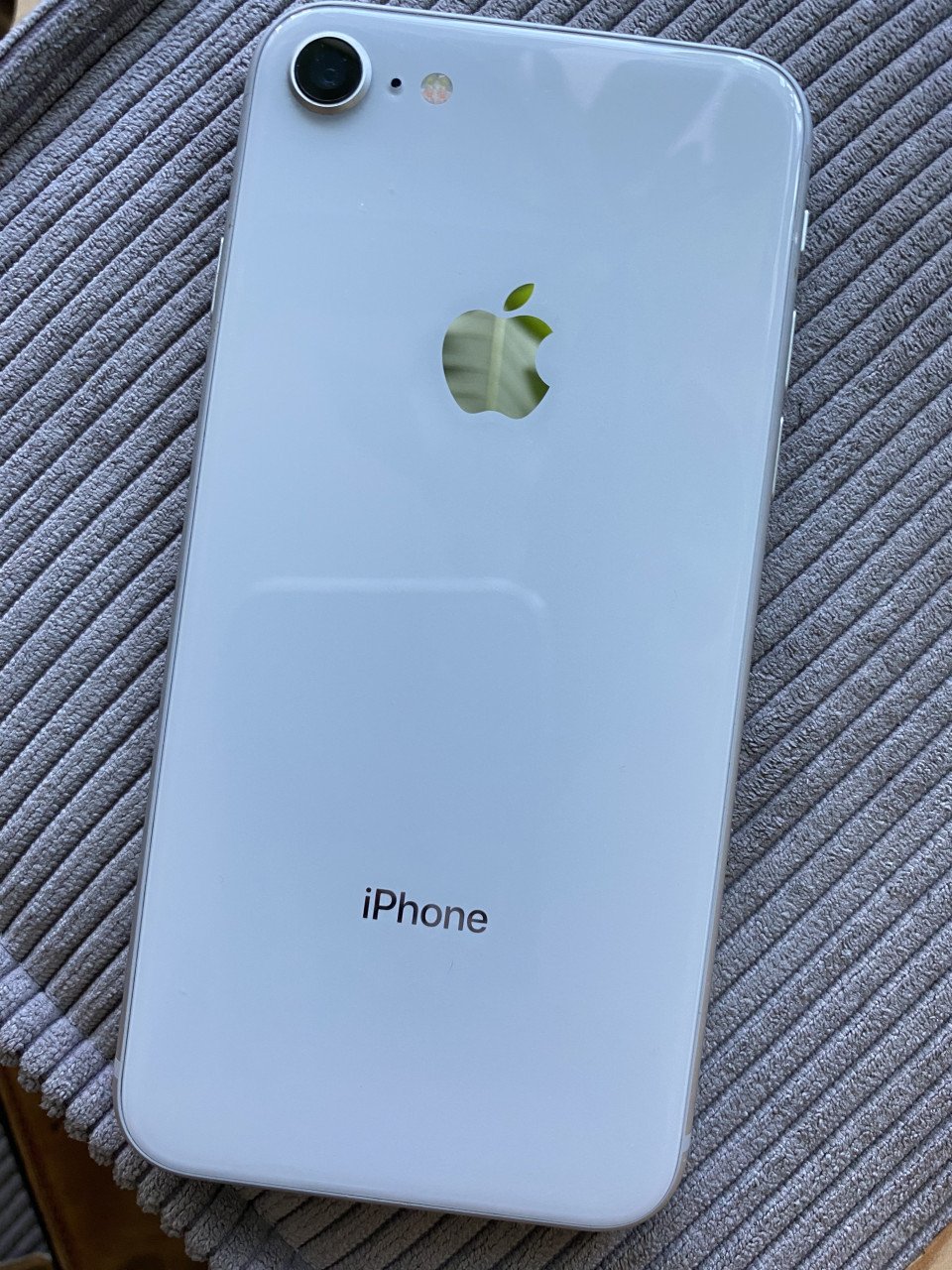 I phone8 in ( zeer) goede staat / wit/ simlock vrij